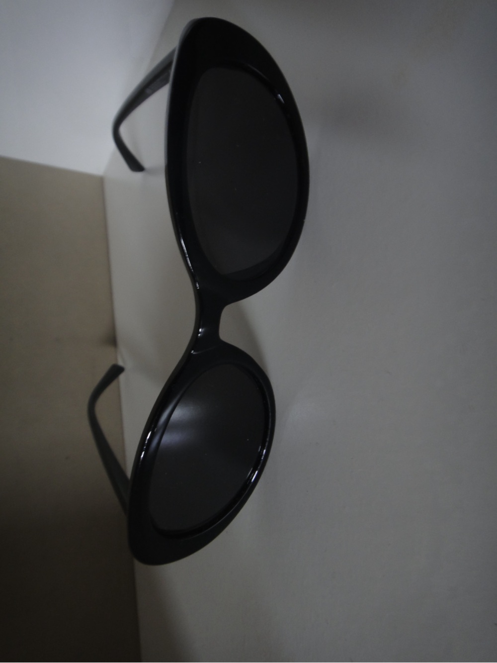 Classic Black Oval Women's Sunglasses - Unbranded
